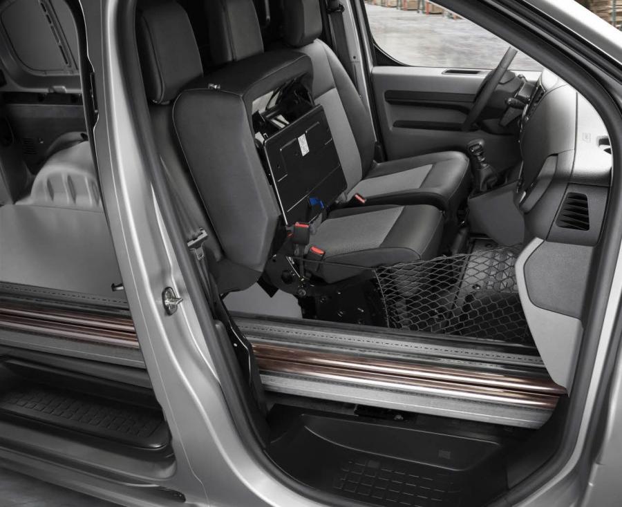 Интерьер Peugeot Expert 2016 года  (фото 25 из 48)